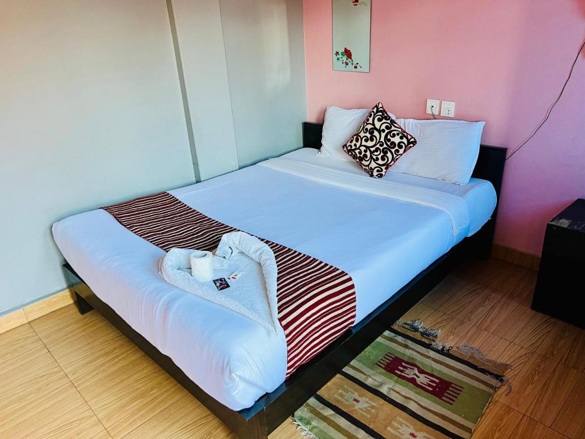 Hotel Donosti Pokhara Exteriör bild